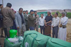 محافظ حضرموت يدشن توزيع مساعدات إيوائية طارئة للمتضررين  من السيول والأمطار بمديريات الوادي