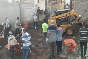 مؤسسة شروين تطلق حملة لإزالة مخلفات أضرار السيول بشعار "لبيك يا عدن" في منطقة القلوعة بالتواهي