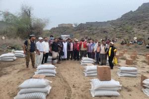 المدير بكر الشاعري يدشن توزيع السلة الغذائية للأسر الأشد فقراً في منطقة حمرات بمديرية قعطبة