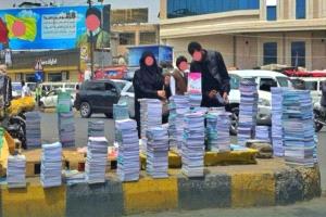 قاضي يمني يكشف عن تجارة مشبوهة للكتب المدرسية على أرصفة الحوثيين