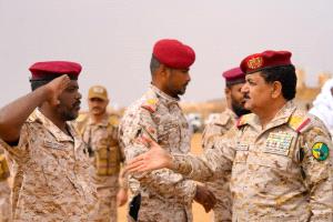 وزير الدفاع يطلع على أوضاع منتسبي الفرقة الثانية لقوات درع الوطن في الوديعة