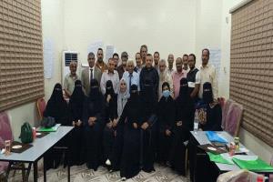 نائب وزير الخدمة المدنية ورئيس المؤسسة يكرمان المشاركين في دورة الصياغة الفعالة للأوامر والتقارير الإدارية