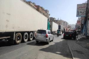 محتجون يقطعون الطريق الدولي تنديدًا بتدهور الخدمات في حضرموت