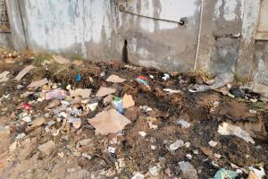 حريق في باحة مستشفى الجمهورية بعدن والأطباء يسيطرون عليه وسط غياب فرق الإطفاء