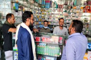 مكتب التجارة بحالمين ينفذ نزولًا على الصيدليات برفقة مدير المنشآت الصحية