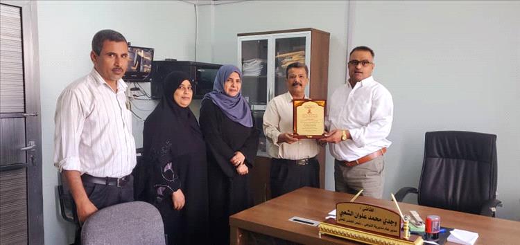 مكتب الصحة والسكان بالتواهي يكرّم مدير عام المديرية تقديرًا لجهوده في دعم القطاع الصحي