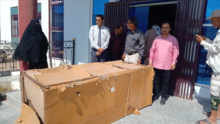 مدير عام الصحة ومدير مستشفى ابن خلدون العام يستلمان كراسي طبية لمركز الغسيل الكلوي بلحج