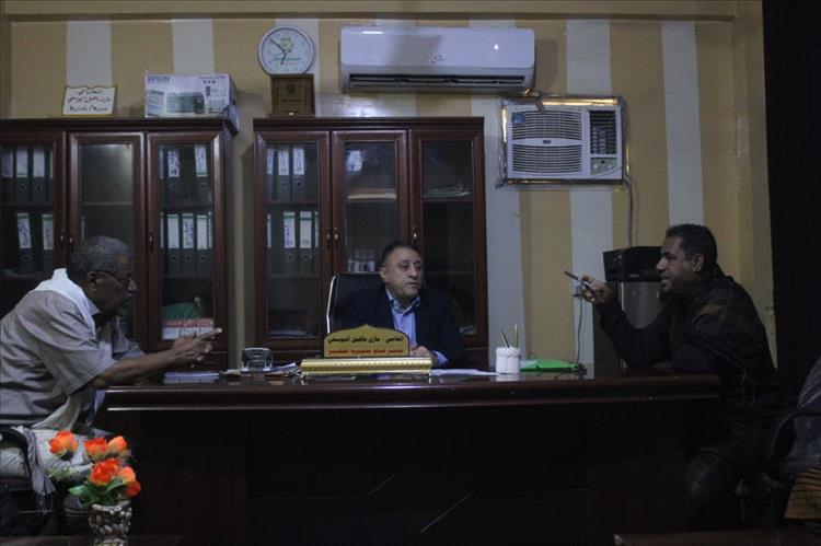 محلي أبين يناقش معوقات تأهيل طرق خنفر ويوجّه بدعم نادي خنفر