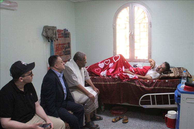 أمين عام المجلس المحلي ووكيل محافظة أبين يزوران مدير عام المصائد السمكية للاطمئنان على صحته بعد عملية جراحية ناجحة