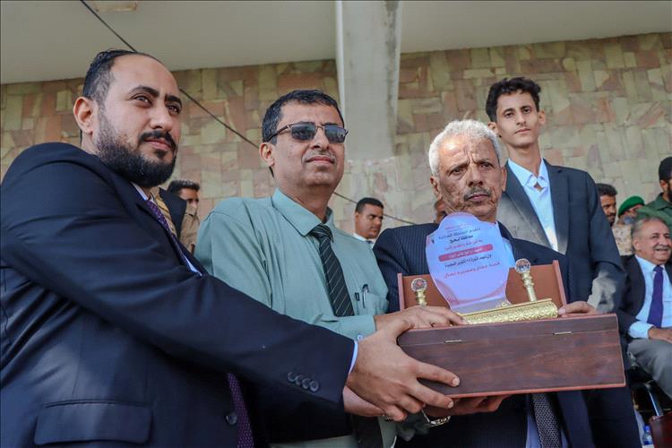 محافظ لحج يكرم أسرة الشهيد لبوزة خلال الاحتفال الكرنفالي بالعيد الـ58 للاستقلال