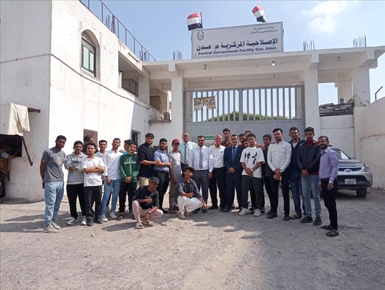 طلبة كلية الحقوق - جامعة عدن -  ينفذون نزولًا ميدانيًّا إلى إصلاحيةِ السجنِ المركزي، م/ عدن)