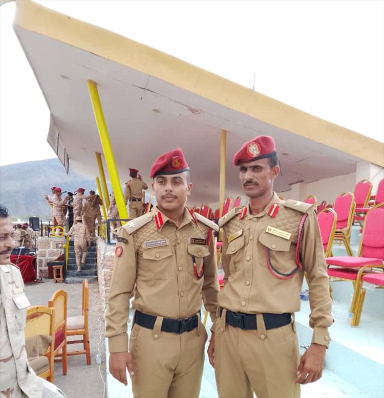 قائد اللواء الثاني دعم وإسناد العميد مازن الجنيدي يهنئ الضابط ياسين الشتيمي بمناسبة تخرجه من الكلية الحربية