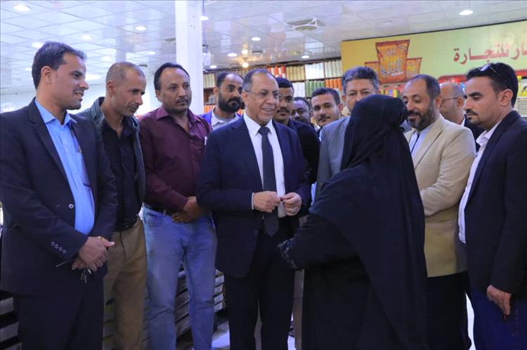 وزير الصناعة والتجارة يتفقد مكتب الوزارة في مأرب وينفذ زيارة ميدانية للرقابة على الأسواق