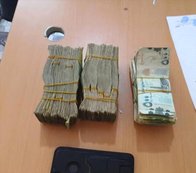 الأجهزة الأمنية بالشحر تضبط متهمين بسرقة مبلغ مالي من إحدى العُزَب السكنية