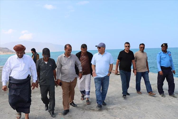 نائب وزير الصناعة والتجارة يطّلع على أوضاع ميناء سقطرى