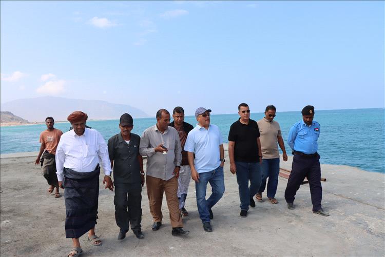 نائب وزير الصناعة يطّلع على أوضاع ميناء سقطرى ويبحث تعزيز التعاون المؤسسي والقضائي والاقتصادي