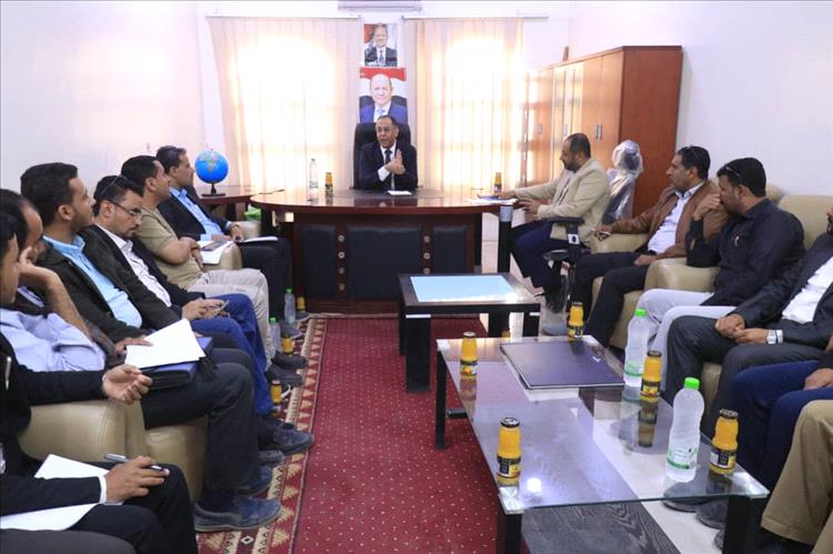 وزير الصناعة يتفقد مكتب الوزارة في مأرب وينفذ زيارة ميدانية للرقابة على الأسواق