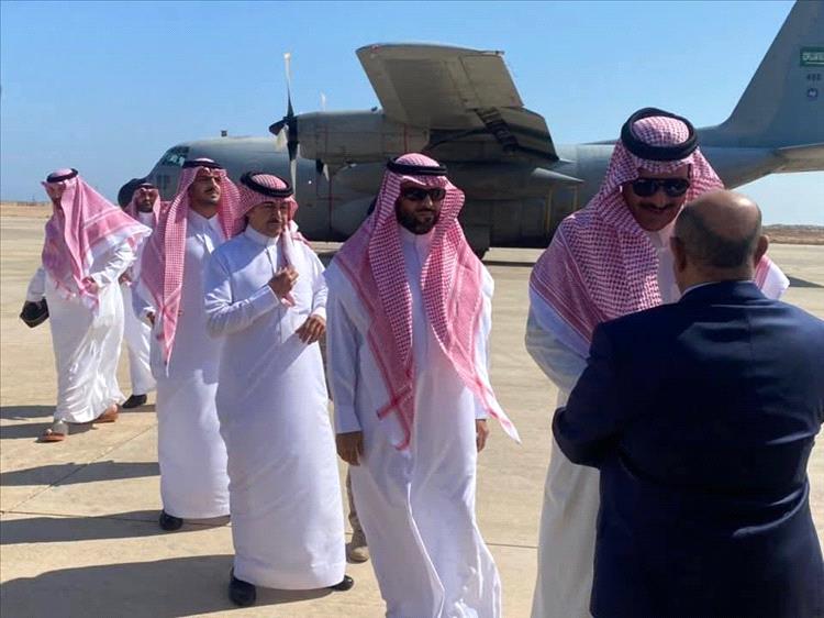 حضرموت.. وفد أمني وعسكري سعودي يصل مطار الريان