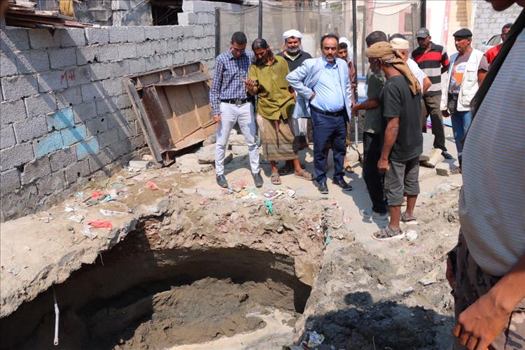 مدير عام خورمكسر يطّلع على أعمال معالجة سبب طفح مياه الصرف الصحي في القرية الروسية