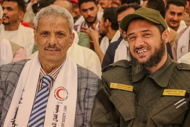 محافظ لحج يشيد بجهود متطوعي الهلال الأحمر ويدعو لتوسيع التدخلات الإنسانية في اليوم العالمي للتطوع