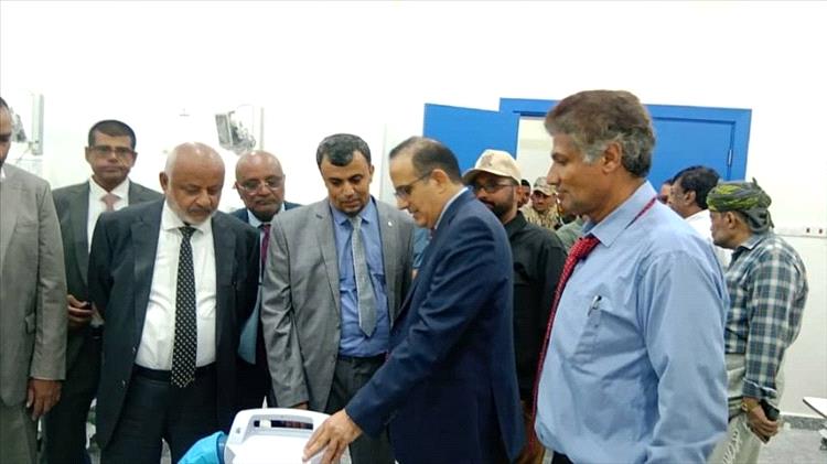 وزير الصحة ومحافظ الحديدة يطلعان على مستوى التجهيزات في مستشفى محمد بن زايد بالخوخة