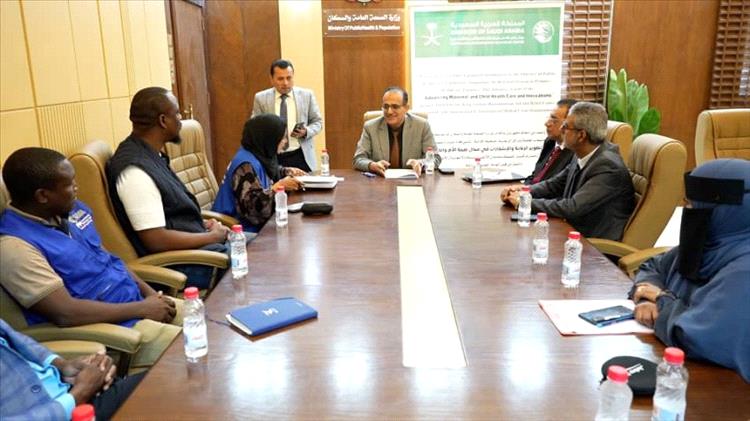 وزير الصحة يبحث مع الهيئة الطبية الدولية تعزيز التدخلات الصحية ويتسلم سيارتي إسعاف