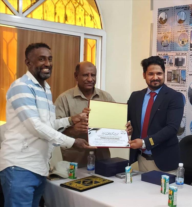 مؤسسة كهرباءحضرموت الساحل تكرم عمالها في منطقة فوة بمناسبة مرور عامين على تأسيسه.