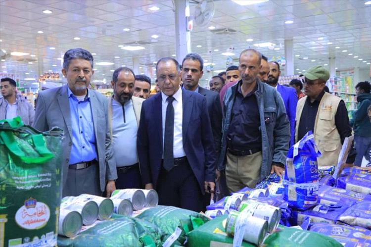 وزير الصناعة والتجارة يطلع على مدى الالتزام بالتخفيضات السعرية في أسواق مأرب