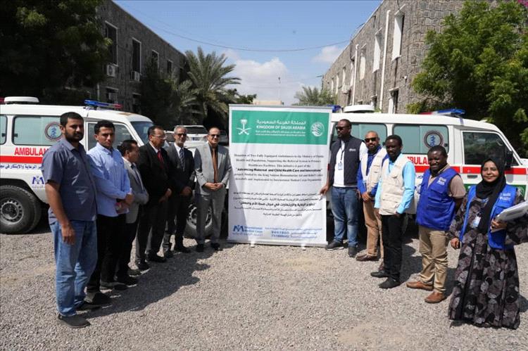 وزير الصحة يتسلم سيارتي إسعاف من الهيئة الطبية الدولية ويبحث معها تعزيز التدخلات الصحية في المحافظات