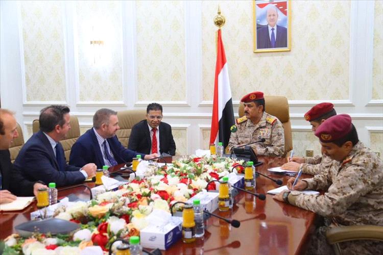وزير الدفاع يلتقي في عدن كبير المستشارين العسكريين البريطانيين في الشرق الاوسط