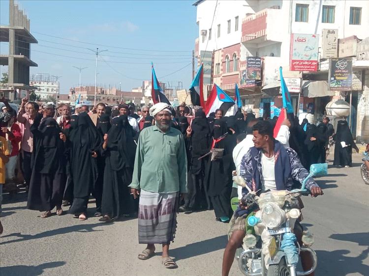 مسيرة حاشدة لأبناء أبين يباركون فيها للقيادة السياسية والعسكرية الانتصار العظيم في تحرير الوادي والصحراء