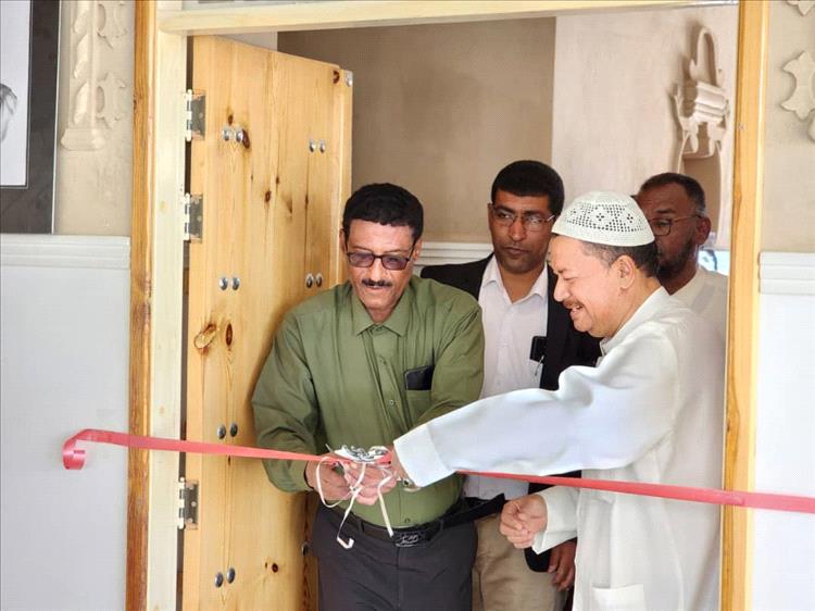 بتنظيم مكتب الثقافة.. مدير عام مديرية تريم يفتتح معرض "تريم بريشة هشام" للفنان هشام بن يحيى