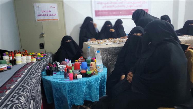 الحديدة بازار تسويقي لتمكين النساء اقتصادياً في الخوخة