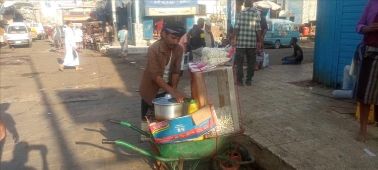 "جميل" بائع الكرابيش في الشيخ عثمان… قصة كفاح لا تتوقف