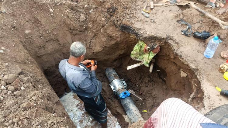 إصلاح أنبوب المياه المغذي لعدد من المناطق في مديرية المنصورة بعدن