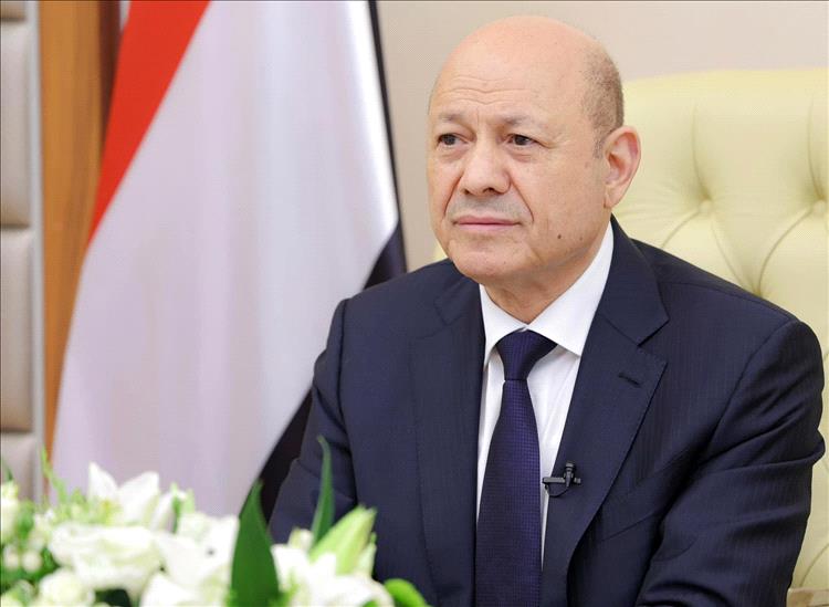 رئيس مجلس القيادة يغادر  عدن متوجهاً إلى الرياض