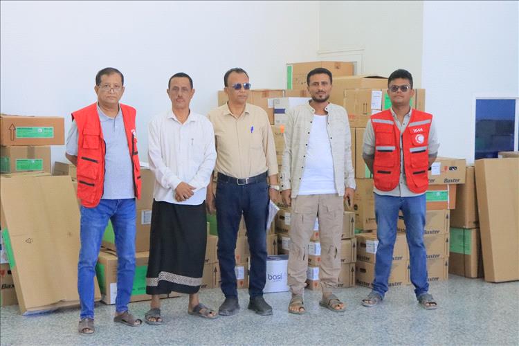 مكتب وزارة الصحة وجمعية الهلال الأحمر اليمني بحضرموت يسلمان هيئة مستشفى سيئون ادوية ومستلزمات طبية لقسم الطوارئ