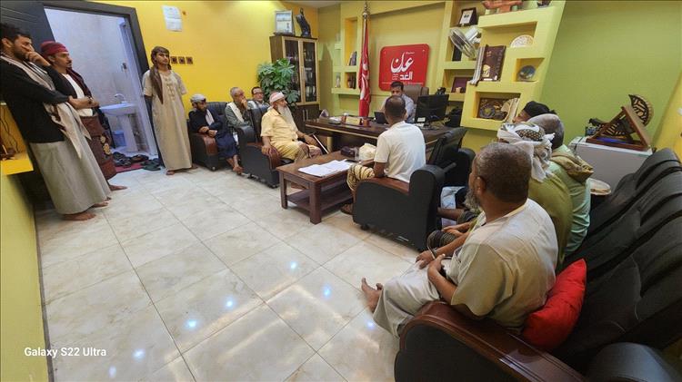 أهالي حارة الهاشمي يتضامنون مع إمام مسجد المنطقة ويطالبون بالكشف عن ملابسات اعتقاله