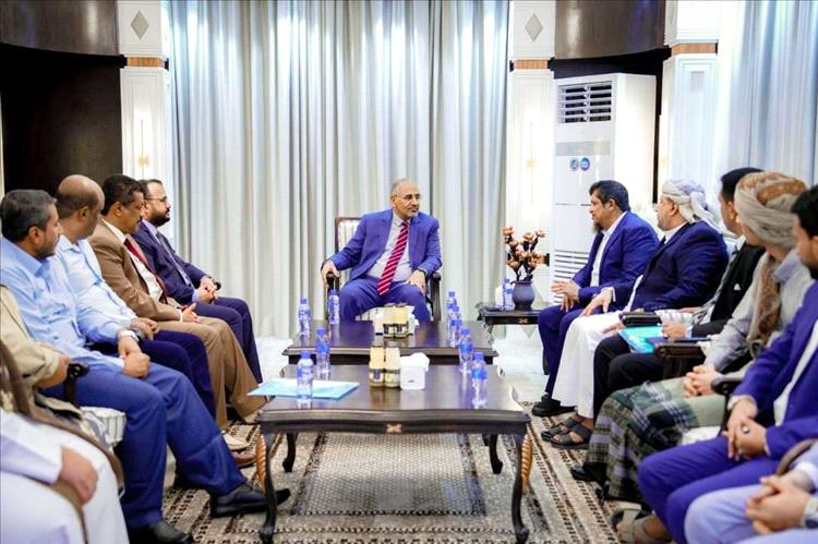 رئيس المجلس الانتقالي الجنوبي يستقبل في عدن وفدًا من أبناء المهرة