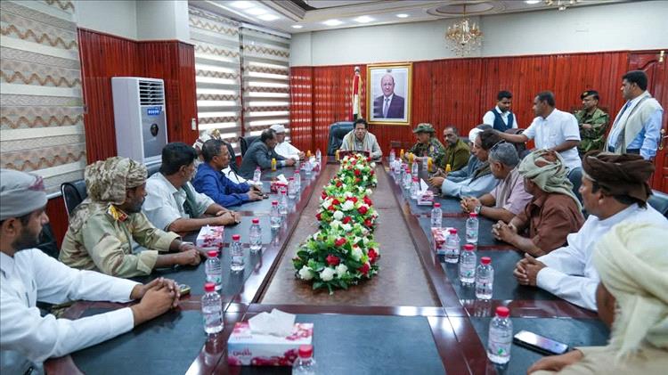 محافظ المهرة يلتقي اللواء باعش وقيادات المجلس الانتقالي لبحث تعزيز الأمن والاستقرار