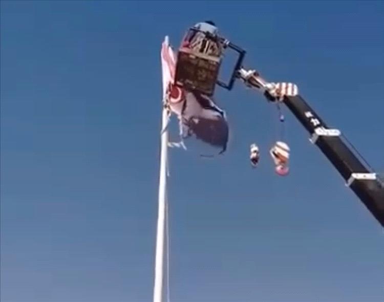 إنزال علم الجمهورية اليمنية من منفذ الوديعة