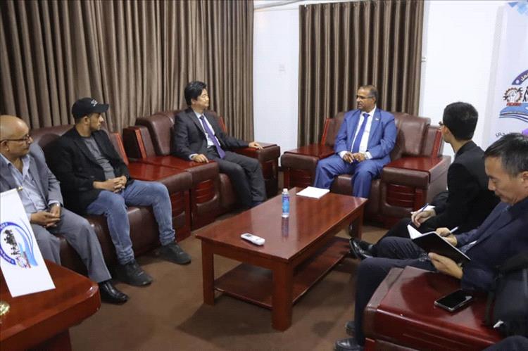 الوزير الزعوري يبحث مع القائم بأعمال السفير الصيني سبل دعم برامج ذوي الإعاقة