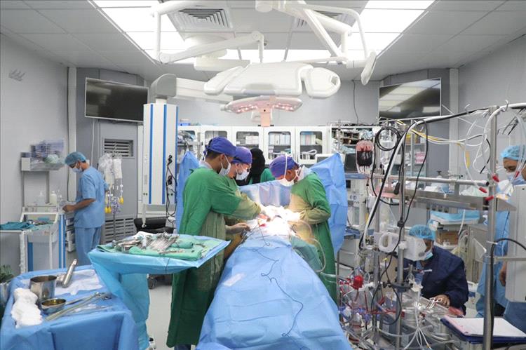 فريق نبض الحياة يحقق إنجازًا طبيًا لافتًا باستئصال ورم قلبي خطير وإنقاذ حياة سيدة أربعينية