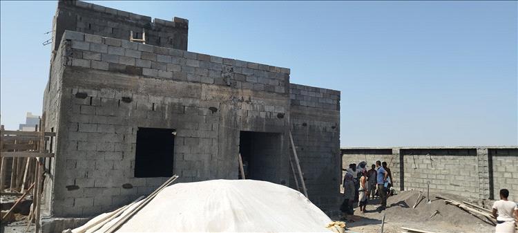 مدير عام ذو باب المندب يطلع على سير الأعمال الإنشانية في مشروع بناء مرفق 22 مايو الصحي في البحصة