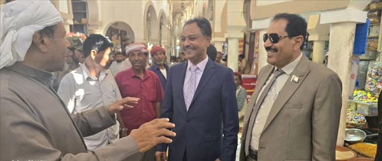 باعوم يتفقد أسواق سيئون ويطمئن على عودة الحياة الطبيعية بعد تحرر الوادي