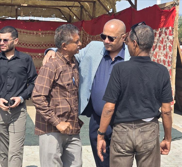 الوزير باذيب يزور مخيمات الاعتصام المطالِبة بفك الارتباط في ساحة العروض بعدن