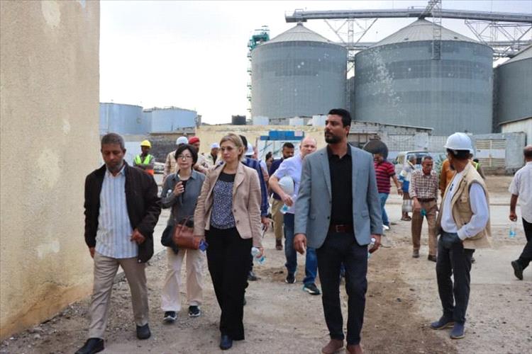 وفد من البنك الدولي يتفقد مركز الأنزال السمكي في عدن