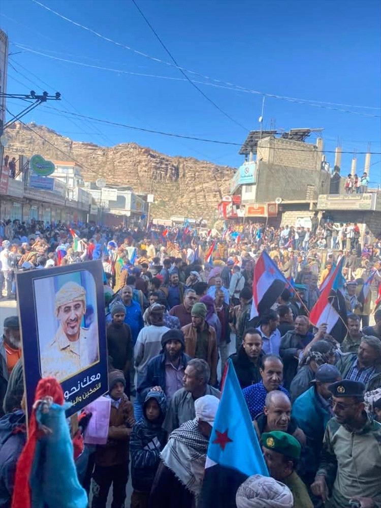 حشود جماهيرية من أبناء الشعيب تطالب بإعلان استقلال الجنوب في العوابل