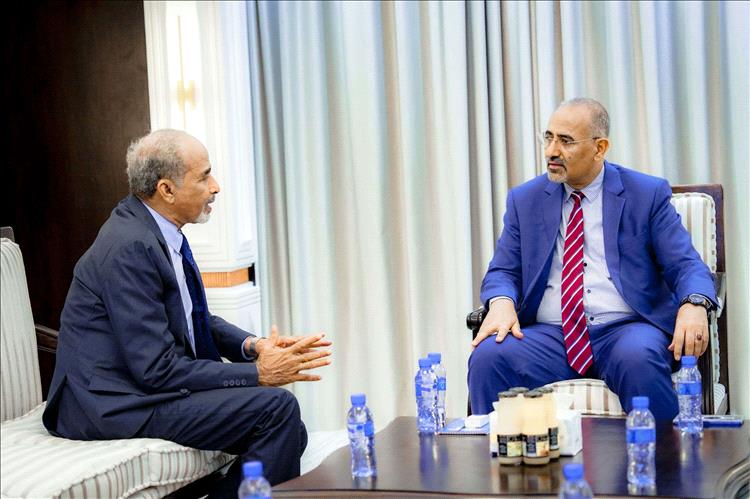 اللواء الزُبيدي يبحث مع الفريق الصبيحي مستجدات الأوضاع العسكرية والأمنية