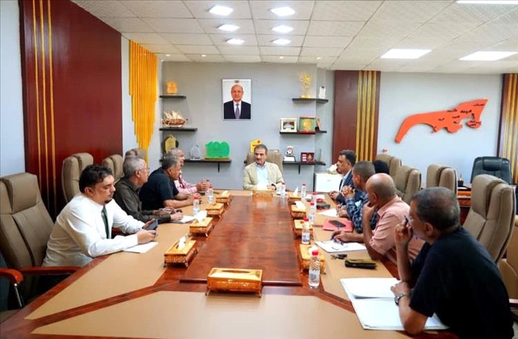 لملس يناقش مع قيادات المصافي ومنشأة الغاز إجراءات عاجلة لمعالجة الأزمة